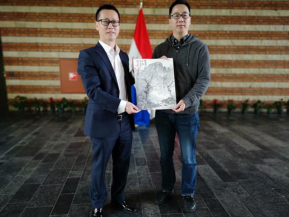 周扬波照片与中国驻荷兰使馆文化处主任杨晓龙合影