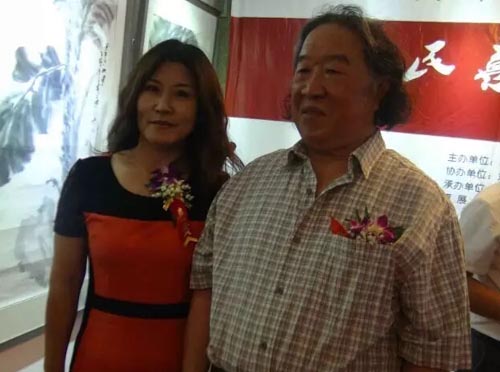 融宝汇美术馆董事长李秀红女士与刘龙庭老师合影.jpg