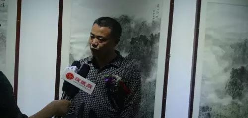 参展艺术家胡光胜接受媒体专访.jpg
