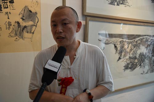 艺术家隋牟接受媒体采访.jpg