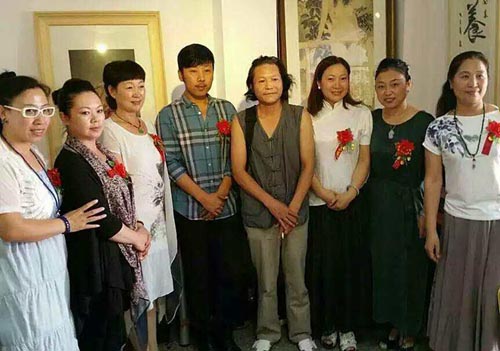艺术家王冠军与粉丝合影.jpg
