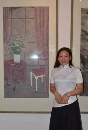 艺术家蔡金花在参展作品前留影.jpg