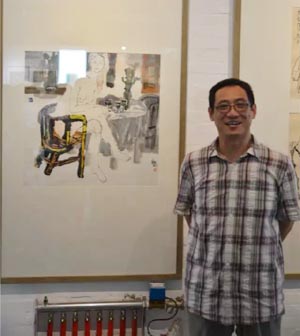 艺术家朝鸿在参展作品前留影.jpg