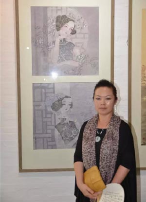 艺术家何风丽在参展作品前留影.jpg