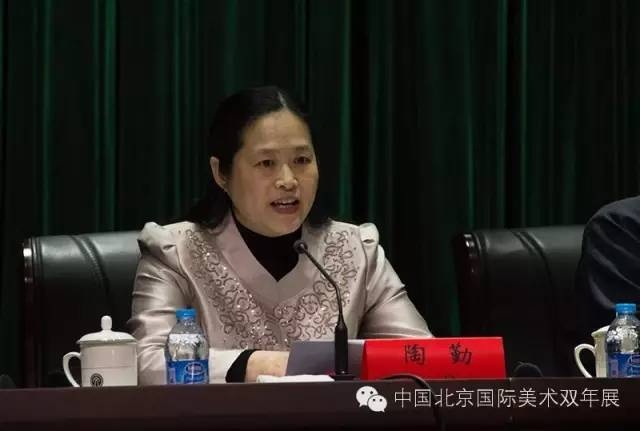 中国美术家协会副秘书长陶勤主持新闻发布会  邢贺扬 摄.jpg