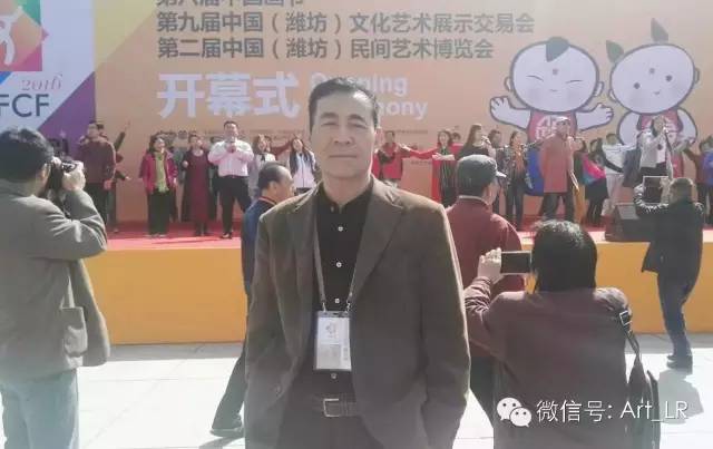 中国艺术研究院中国画院画家、中国美协民族美术艺委会委员刘选让在艺博会现场.jpg