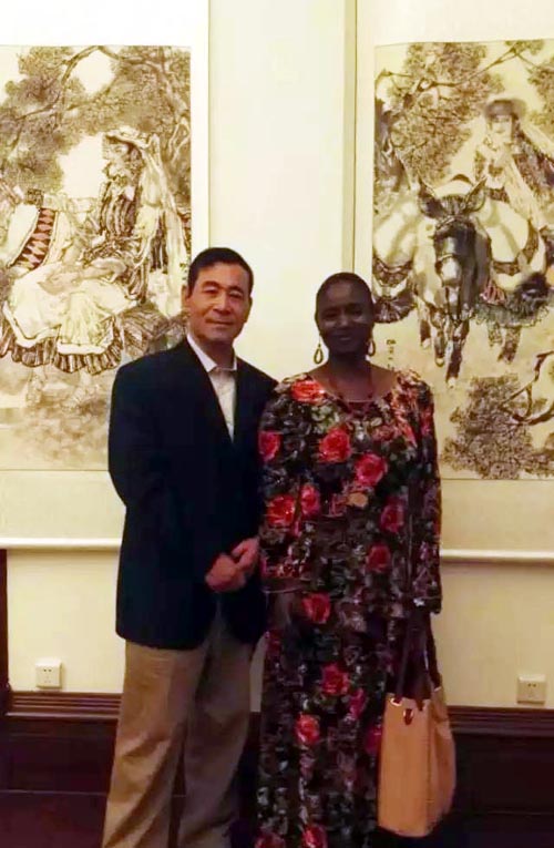 当代国画大家刘选让教授和外国友人在广州展览现场合影留念.jpg
