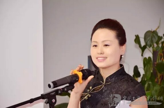 杨亚楠主持开幕式.jpg