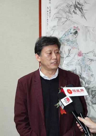 参展画家翟承海接受采访.jpg
