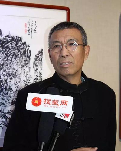 参展画家初中海接受采访.jpg