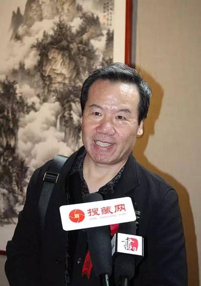 参展画家北海接受采访.jpg