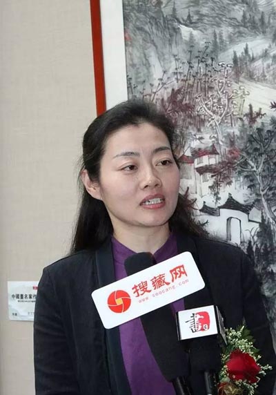 参展画家左文辉接受采访.jpg