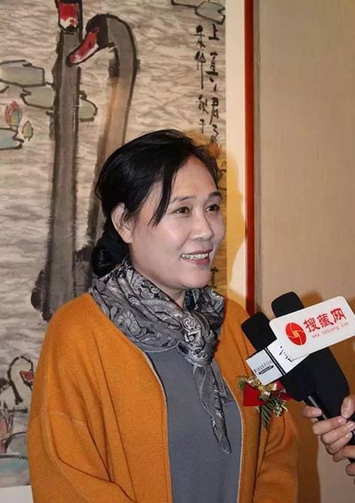 参展画家曾迎春接受采访.jpg