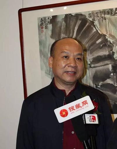 参展画家申家铳接受采访.jpg