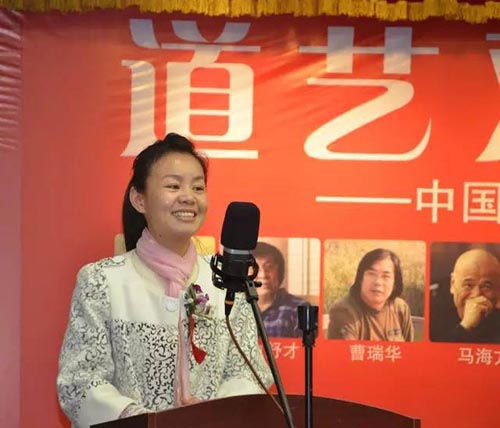 策展人 徐彬女士致辞.jpg