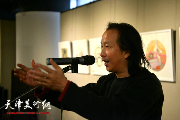 天津美术学院教授周世麟主持画展开幕仪式.jpg