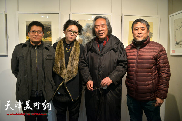 左起：闫勇、范馨心、霍春阳、范敏在画展现场.jpg