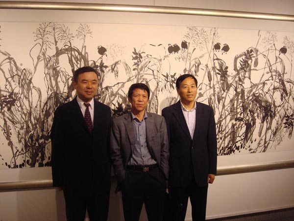 2008年在深圳关山月美术馆与朋友合影.JPG