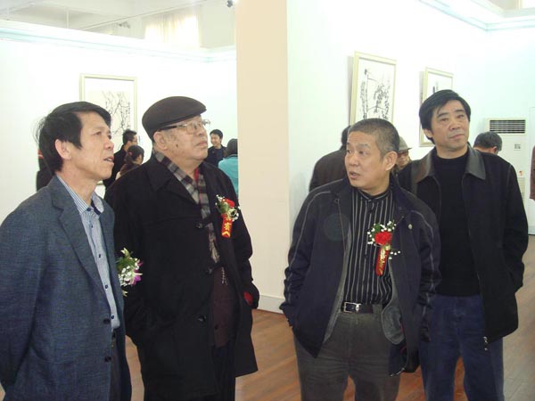 2008年在山东美术馆举办个展陪刘宝纯老师、张志民主席参观.JPG