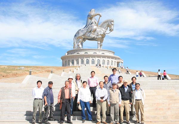 2010年在蒙古国中国友联画院部分画家合影.JPG