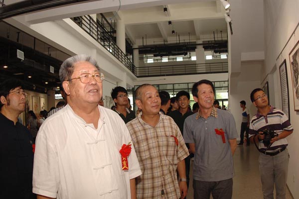 2009年在山东艺术学院陪刘宝纯老师、张克民主席参观个展。.JPG