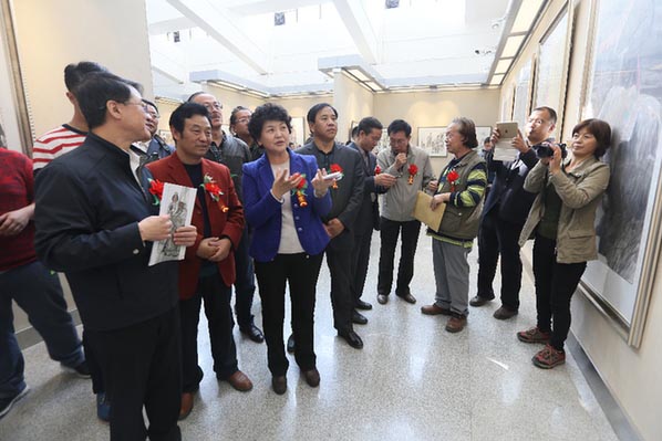 嘉宾参观画展 陈杨摄.jpg